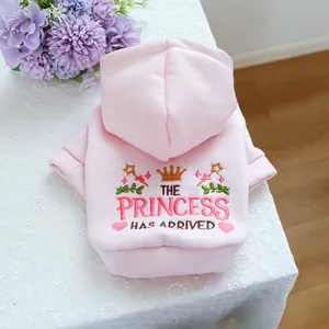Détail du sweat à capuche rose pour animaux avec broderie princesse et polaire douce