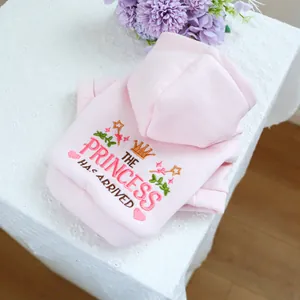 Broderie détaillée avec couronne dorée et texte de princesse sur sweat à capuche rose chat