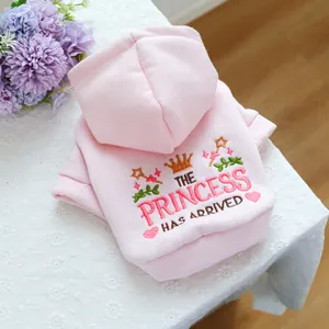 Gros plan du sweat à capuche rose pour animaux avec broderie Princess et couronne