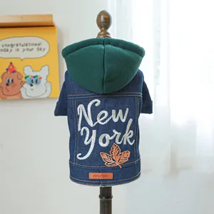 Detail van spijkerjasje voor huisdieren met New York borduursel en oranje esdoornblad