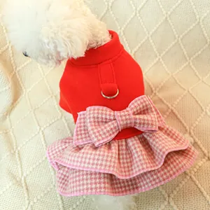 Dettaglio di vestito rosso per cani con fiocco pied-de-poule rosa e anello a D