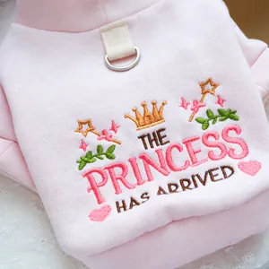Détail du sweat à capuche rose pour animaux avec broderie et anneau en D en métal