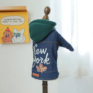Detail van denim huisdierjas met New York borduursel en warme fleece voering