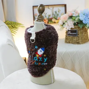 Dettaglio del gilet in peluche per animali con ricamo Galaxy e anello a D in metallo