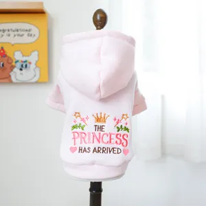 Sweat à capuche rose pour animaux avec broderie Princesse présenté sur un mannequin