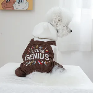 Detail van de hondenoveralls met Future Genius borduursel op donkerbruine wafelstof
