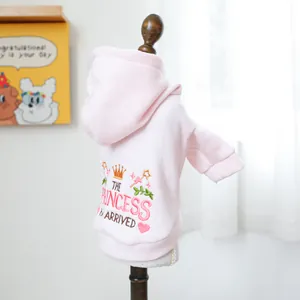 Détail du sweat à capuche rose pour chien avec broderie 'THE PRINCESS HAS ARRIVED'