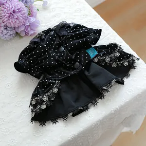 Détail de robe pour animal en velours à pois et dentelle florale brodée