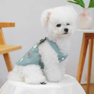 Dettaglio dell'abito in denim per animali con ricamo a margherita rosa e chiusura a bottone