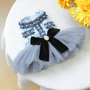 Dettaglio di un vestito per animali con fiocco di velluto, perle e gonna in tulle