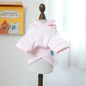 Détail d'un sweat à capuche rose pour animaux avec tissu doux et ourlet croisé sur support
