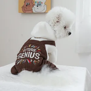 Detail van hondenoutfit met Future Genius borduursel en wafelstructuur textuur