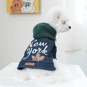 Detail van denim hoodie voor huisdieren met New York borduursel en groene capuchon voor hond