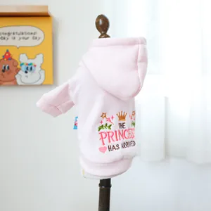 Gros plan du sweat à capuche rose pour animaux avec broderie The Princess Has Arrived