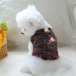 Dettaglio del gilet in pile marrone per cani con ricamo a razzo e testo galaxy