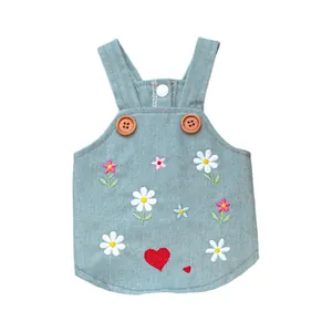 Salopette di jeans per animali con margherite ricamate e fiori rosa per cani piccoli
