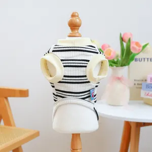 Detail van zwart-wit gestreept huisvestvest met beige ribboorden op houten mannequin