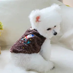 Dettaglio del gilet di peluche per cani con ricamo a razzo e anello a D in metallo