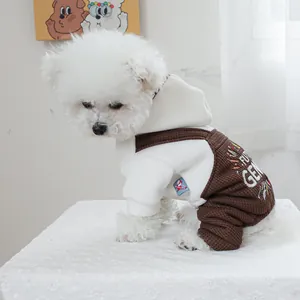 Detail van huisdier hoodie en wafelstof tuinbroek met kleurrijk borduursel op witte hond