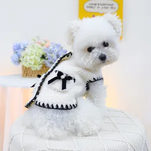 Hundeweste aus Fleece mit Spitzenbesatz und Samtschleife am Bichon Frise