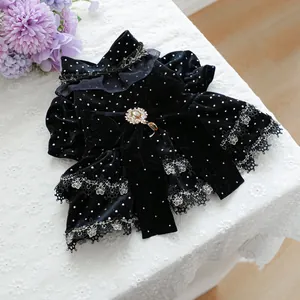 Robe élégante pour animaux en velours noir avec pois blancs et dentelle chic