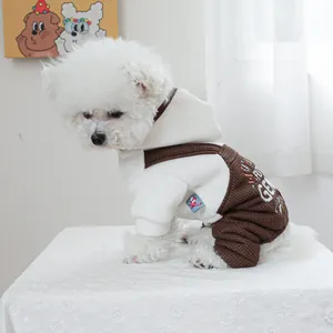 Detail van huisdier hoodie en corduroy tuinbroek met wit borduursel op een Bichon Frisé