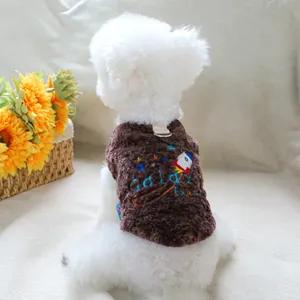 Dettaglio del gilet in sherpa marrone per cani con ricamo a razzo e anello a D in metallo