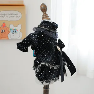 Détails d'une robe de luxe en velours noir pour animaux avec pois blancs et dentelle