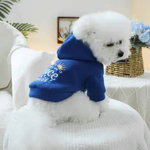 Détail du sweat à capuche bleu foncé pour chien avec broderie Prince et motif couronne