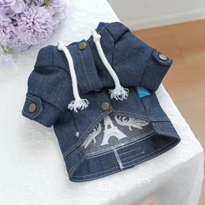 Detail van donkerblauw denim jack voor huisdieren met wit trekkoord en Eiffeltoren borduur