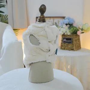 Dettaglio del gilet di peluche per animali con colletto in pizzo su manichino vintage