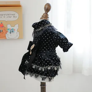 Détail de la robe pour chien en velours noir à pois avec dentelle et nœud doré