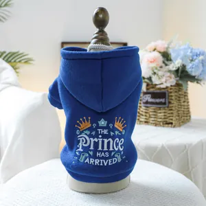 Détail d'un sweat à capuche bleu marine pour animaux avec broderie couronne dorée