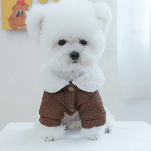 Bruine wafel hondenjas met witte fleece kraag voor kleine huisdieren in de winter