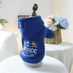 Détail d'un sweat à capuche bleu marine pour chien avec broderie couronne