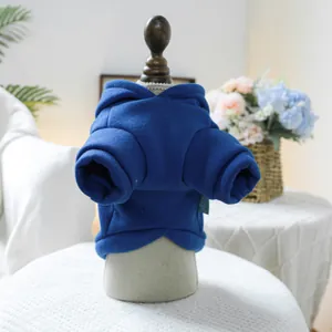 Gros plan d'un sweat à capuche pour animal bleu roi en polaire chaude et douce