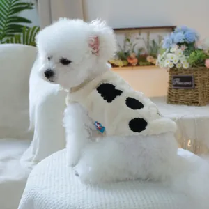Dettaglio del gilet di peluche per animali con motivo a mucca e morbida pelliccia ecologica