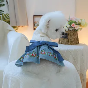 Dettaglio vestito per cani con ricamo floreale, fiocco in denim e anello a D