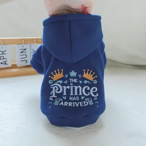 Détail du sweat à capuche bleu pour animaux avec broderie couronne et tissu chaud