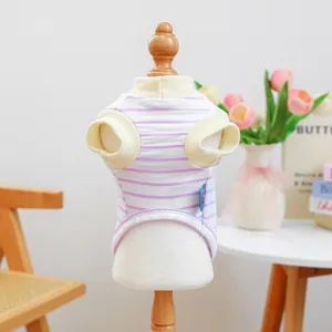 Detail van paars gestreept huisdierenshirt met gele geribbelde kraag op model