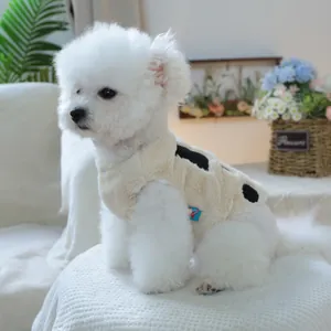 Dettaglio di un gilet in peluche con motivo a mucca per cani piccoli in ecopelliccia