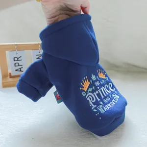 Détail du sweat à capuche bleu marine pour animaux avec broderie couronne et tissu épais