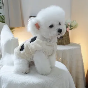 Dettaglio del caldo gilet in peluche a pois neri per cani di piccola taglia e gatti
