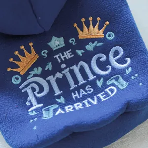 Détail du sweat pour chien bleu roi avec broderie couronne et texte 'THE Prince HAS ARRIVED'