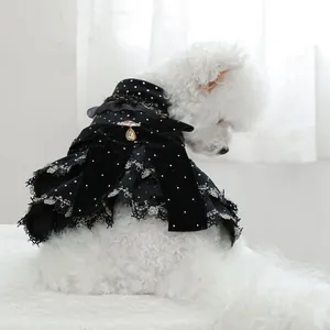 Détails d'une robe de luxe pour animaux avec nœud en velours, dentelle dorée et gemme