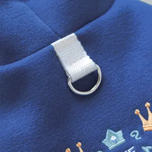 Détail du sweat pour animal en tissu bleu roi avec anneau en D et broderie couronne