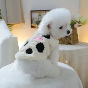 Dettaglio del gilet in peluche per cani con motivo a mucca e ricamo animale su pile