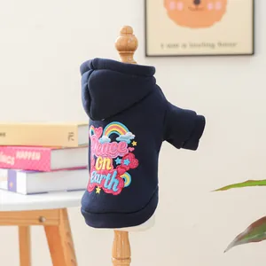 Dettaglio felpa con cappuccio blu scuro per cani con ricamo Peace on Earth