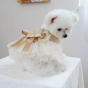 Dettaglio dell'abito da sera per animali con gonna in pizzo champagne e grande fiocco dorato