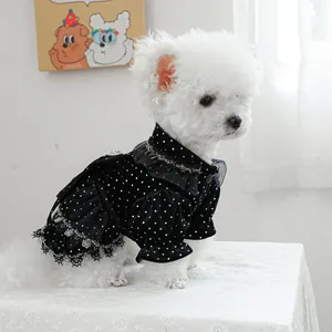 Détail de la robe pour chien en velours noir à pois avec bordures à volants